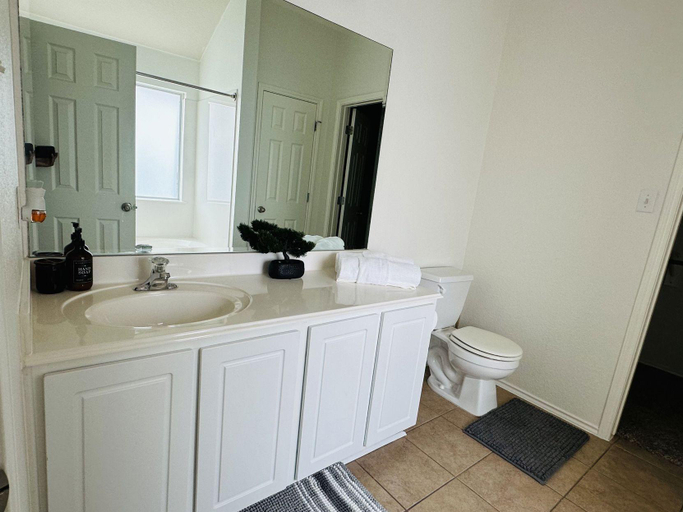 Bathroom 3, Autin - Family & Groups - Modern Lux, Williamson