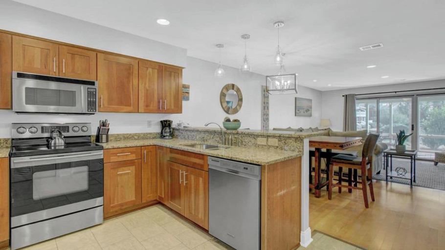 Interior 4, 7C Mariners Walk by Avantstay Beautiful Porch, Easy Access to Pool + Beach, Charleston
