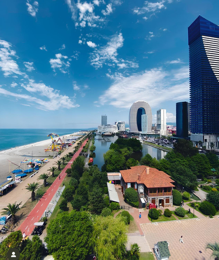 Exterior & Views