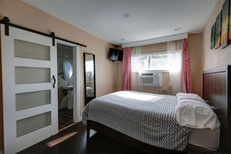 Bedroom 4, Tradewinds Hotel LAX Airport, Los Angeles