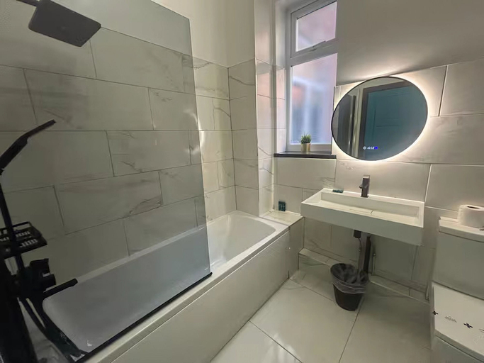Bathroom, Tudors Spacious Apartments, Birmingham