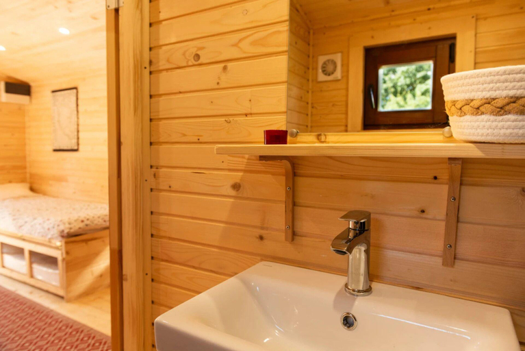 Bathroom 5, La Jolie Longère Fleurie, Charente-Maritime