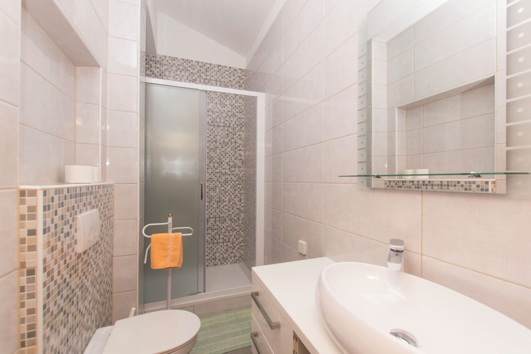 Bathroom 3, Apartments and Room Central Position, Novalja