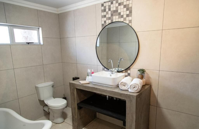Bathroom 4, Leach Lodge, John Taolo Gaetsewe