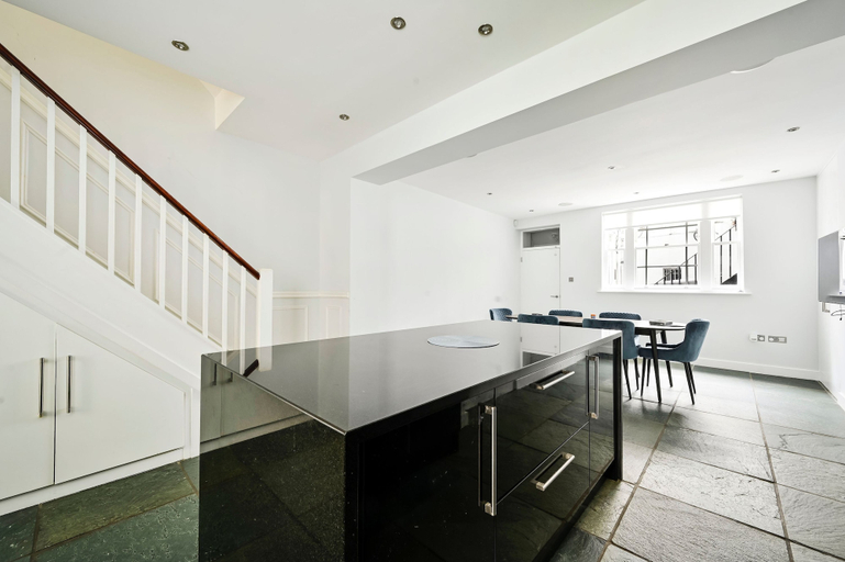 Room 5, 5 Beds House - 5 Mins to Victoria Station, London