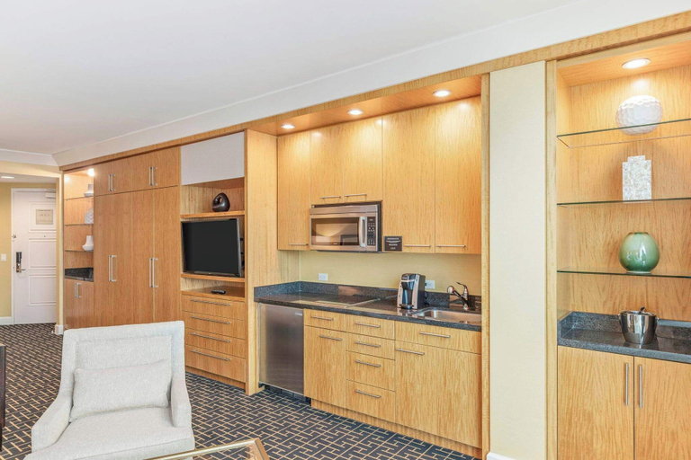 Interior 5, Stylish Renovated Trump Tower Studio, Clark