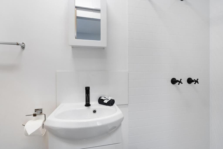 Bathroom 4, Paradise Palms Caravan park, Lake Macquarie - West