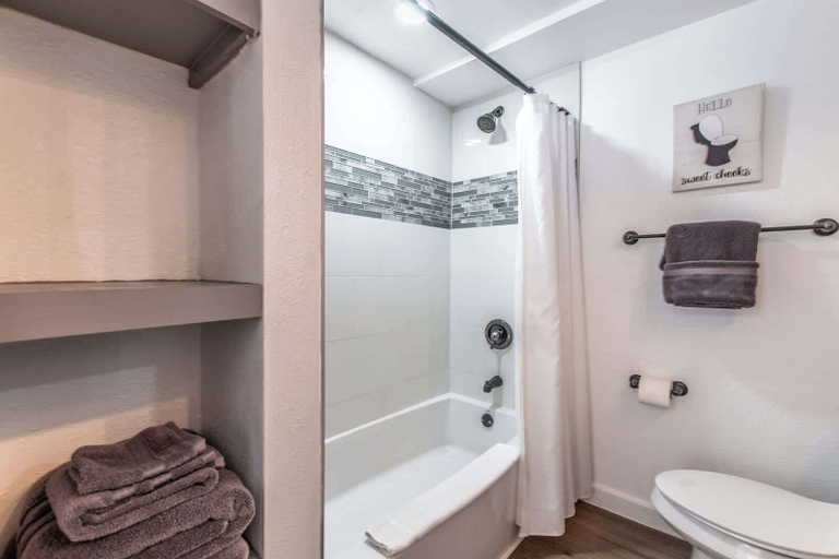 Bathroom 2, Serenity Suites C, Nueces