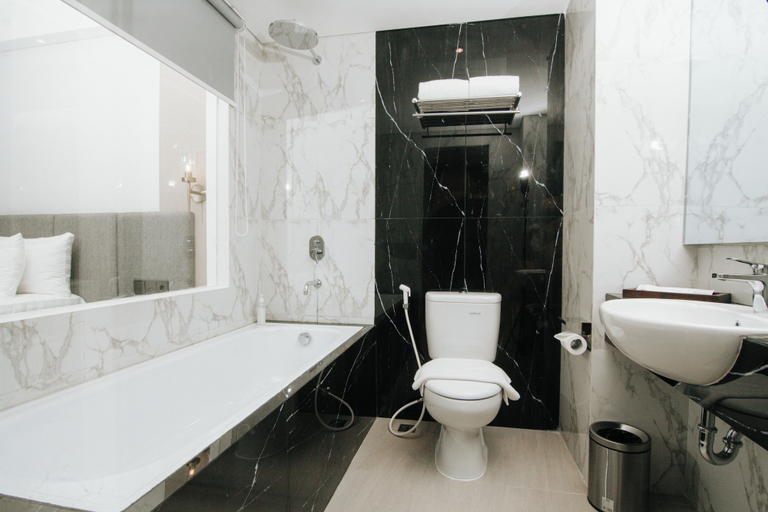 Bathroom 4, Ascent Premiere Hotel Malang, Malang