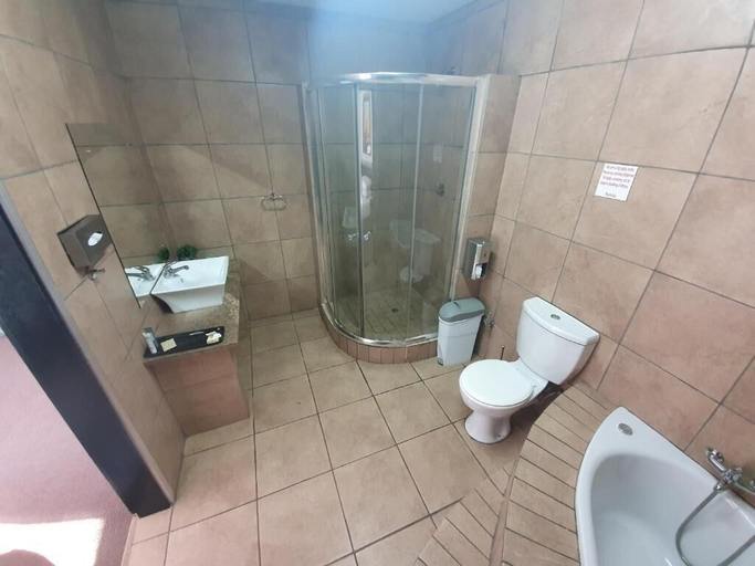 Bathroom 4, Leach Lodge, John Taolo Gaetsewe