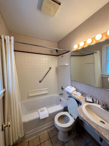 Bathroom 3, Maple Leaf Inn - Lake Placid, Essex