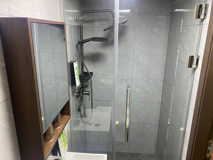 Bathroom 4, Gulliver's Hotel, Warrington