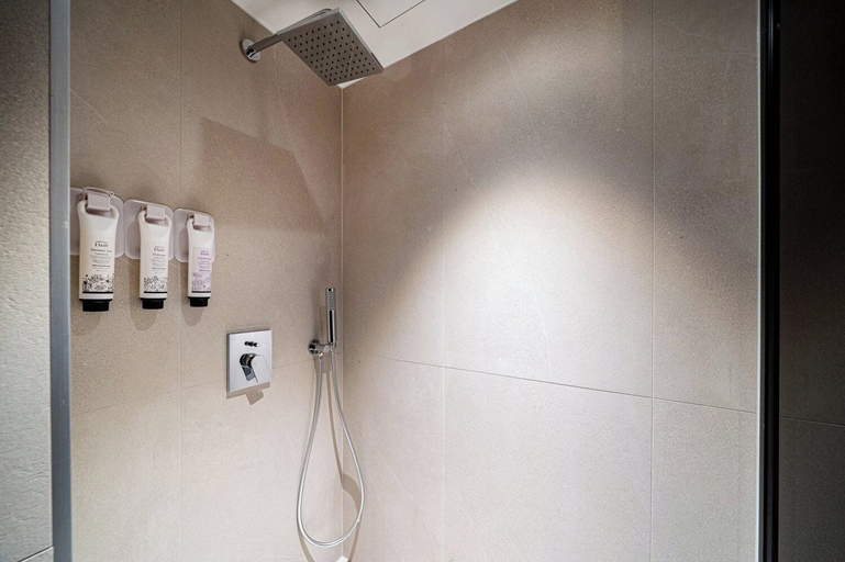 Bathroom 3, Hotel Code Cheonho, Gandong