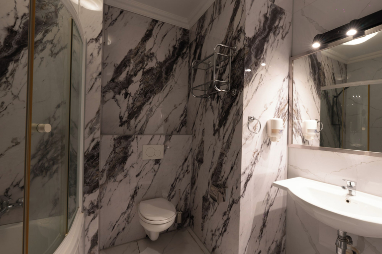 Bathroom 2, Elegance hotel & Casino, Rainville