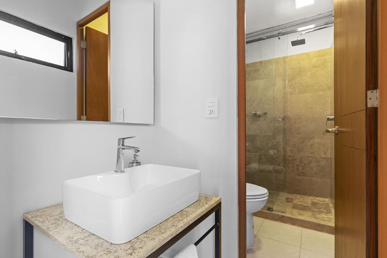 Bathroom 3, Suites Reforma by Homirent, Mérida