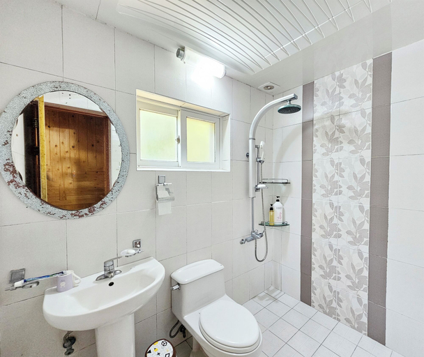 Bathroom 4, Longbeach Pension, Seogwipo