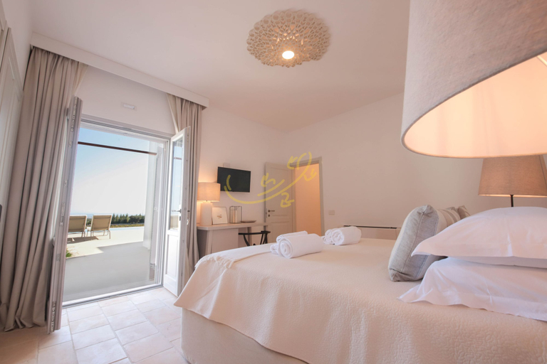 Room 4, TD Casale Donna Madia Sea View Pool Over Vineyard, Bari