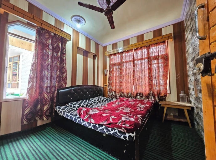 Bedroom 3, Hotel Al Azizia Near Dal Lake , Srinagar