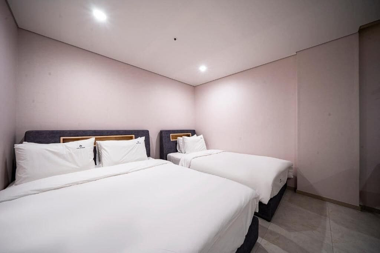 Room 4, Hotel Cherry Blossom, Jinhae