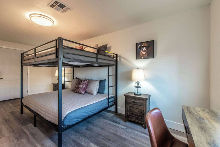 Room 4, Sleeps 22 - Seaside Escape Two Fully Remodeled Homes for Your Group, Nueces