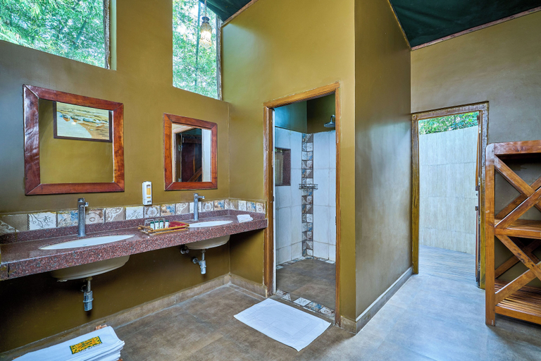 Bathroom 4, WelcomHeritage Jungle Home, Seoni