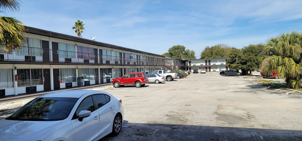 Property grounds, Paramount Lakeside Inn & Suites, Polk