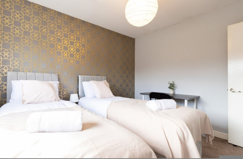 Room 2, Grand 5BR Retreat in Beeston Sleeps 12, Leeds