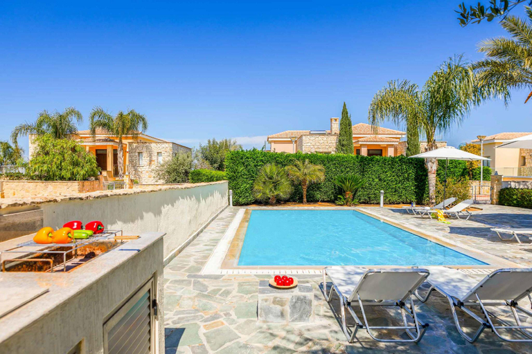 Others 5, Villa Paralia
