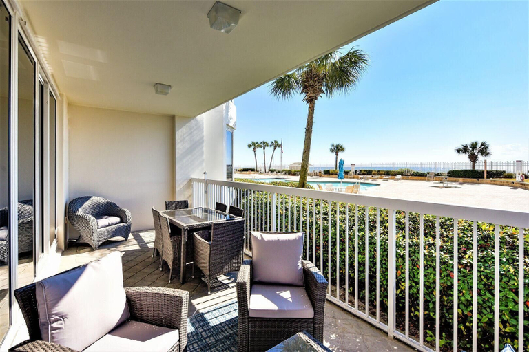 Outdoor dining 2, Silver Beach Towers 102w- Southern Heirs, Okaloosa