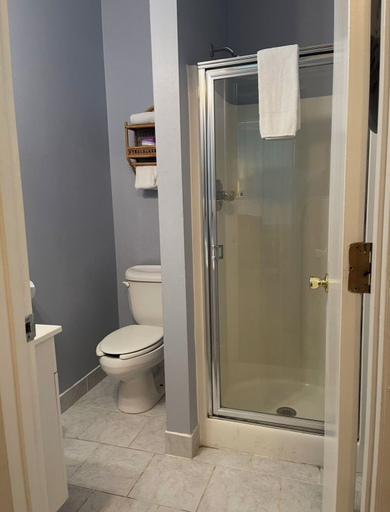 Bathroom 4, The Hotel Belvidere, Wayne