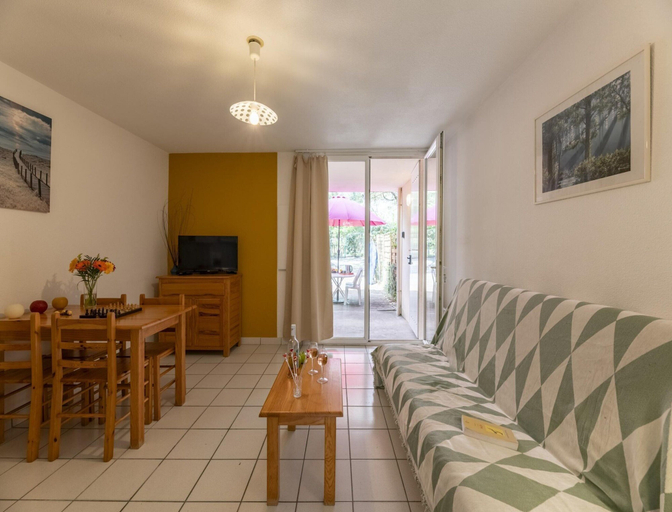 Living room, 3 BED Apartment With Garden, Gironde