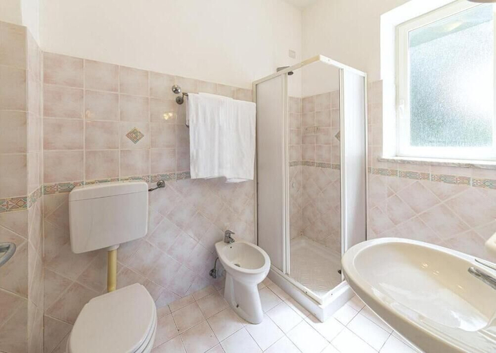 Bathroom 5, Hotel Bristol, Napoli