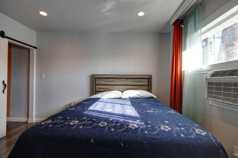 Bedroom 4, Tradewinds Hotel LAX Airport, Los Angeles