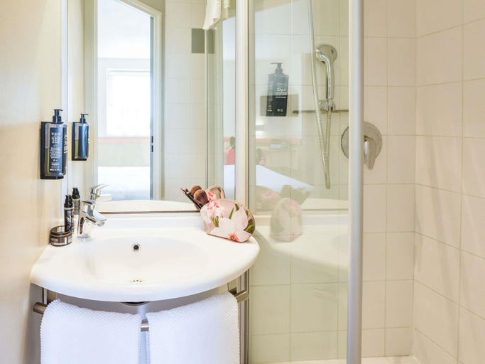 Bathroom 4, ibis budget Clermont Ferrand Centre Montferrand, Puy-de-Dôme