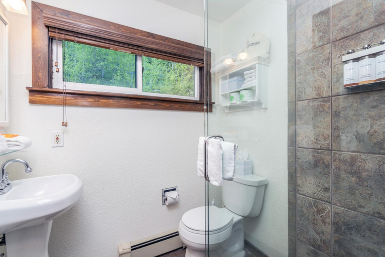 Bathroom 3, Manitou Lodge 3 by Alpine Lodging Telluride, San Miguel