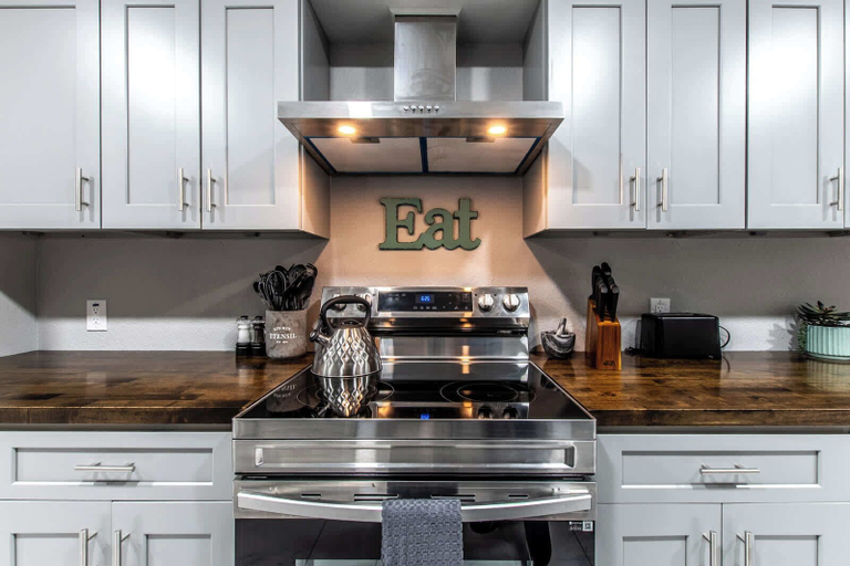 Private kitchen 4, Contemporary Coastal Oasis Awaits, Nueces