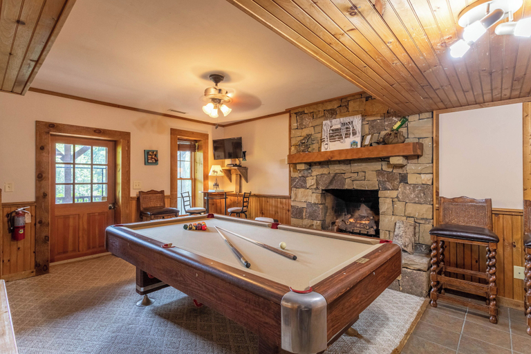 Interior 4, Moose Preserve - Cabin Near Valle Crucis With hot Tub, Pool Table, & Firepit, Watauga