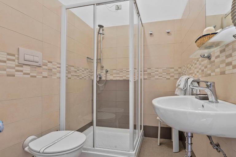 Bathroom 4, Hotel Kon Tiki, Livorno