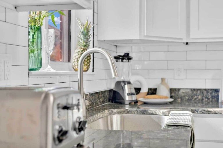 Interior 2, 3 Blocks to Bay + Boat Parking + Renovated + 3 Bd, Bay