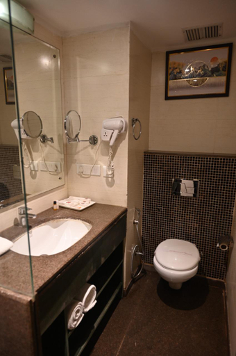 Bathroom, Clarion Inn Sevilla, Panchkula