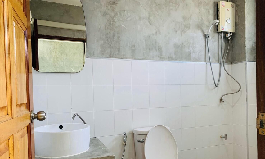 Bathroom 4, 168 Pattana, Phatthana Nikhom