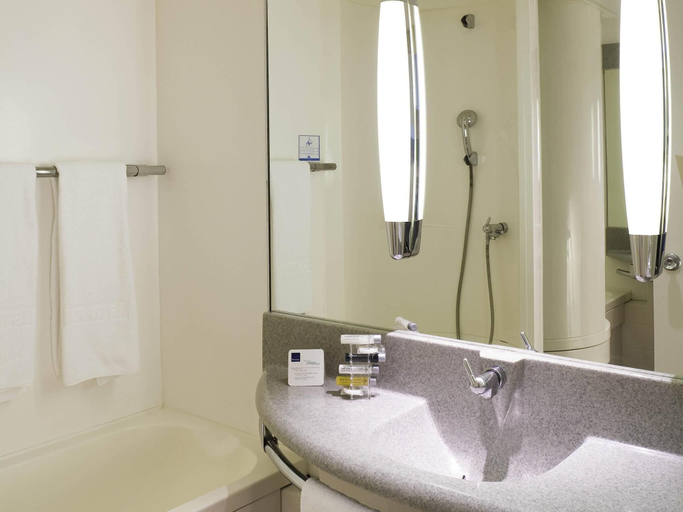 Bathroom, Hotel Novotel Amiens Pôle Jules Verne, Somme