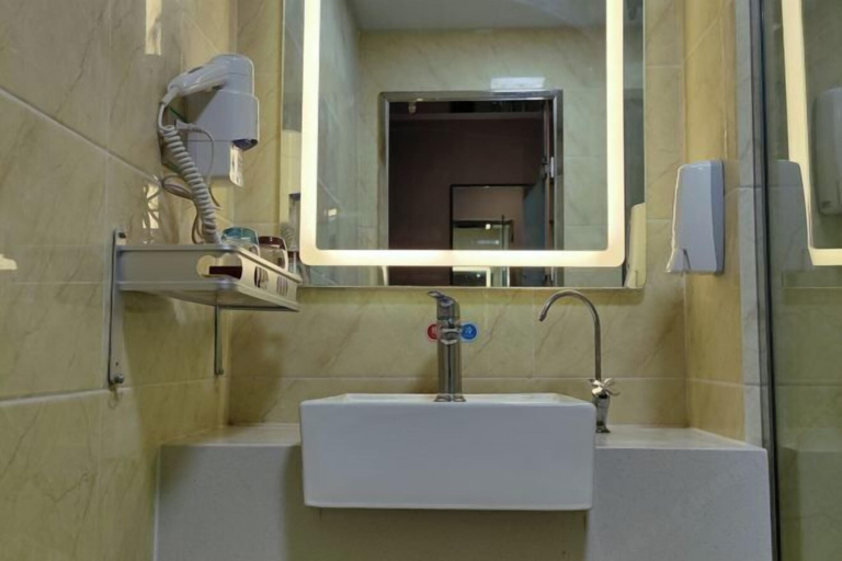 Bathroom 5, Chiping Hotel, Liaocheng