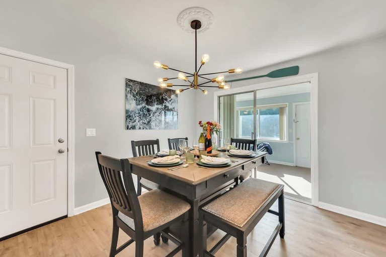 Interior 4, 3 Blocks to Bay + Boat Parking + Renovated + 3 Bd, Bay