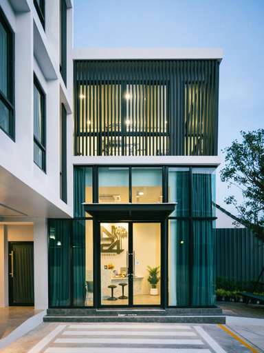 Exterior & Views
