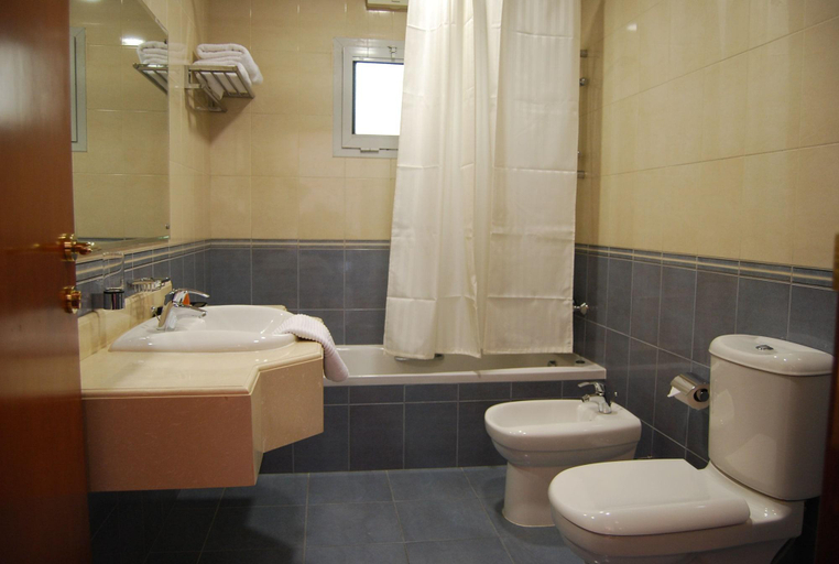 Bathroom, Al Madina Suites, Doha