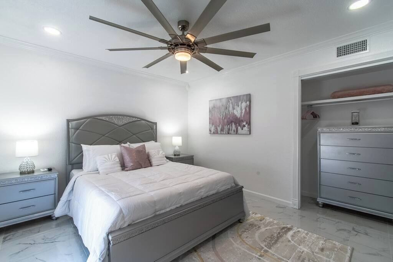 Room 5, Sleep 29 - Oceanfront Retreat 2 Homes for 29-guests!, Nueces