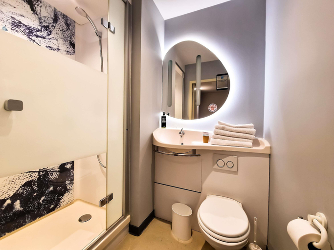 Bathroom, ibis budget Lille Marcq-en-Baroeul, Nord