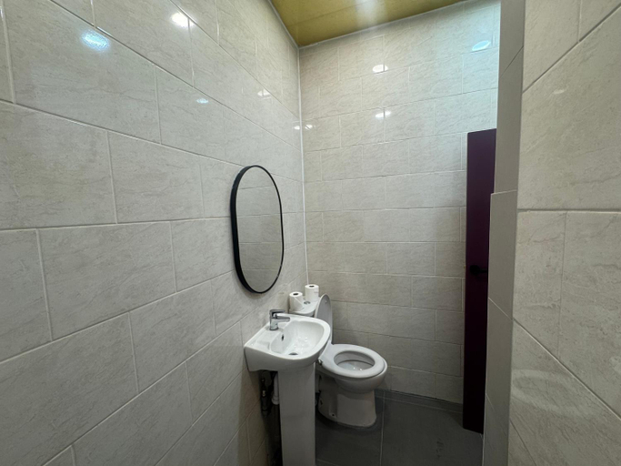 Bathroom 5, Lyon House Hotel, London