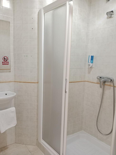 Bathroom 5, Hostal Alcarayon Pilas, Sevilla